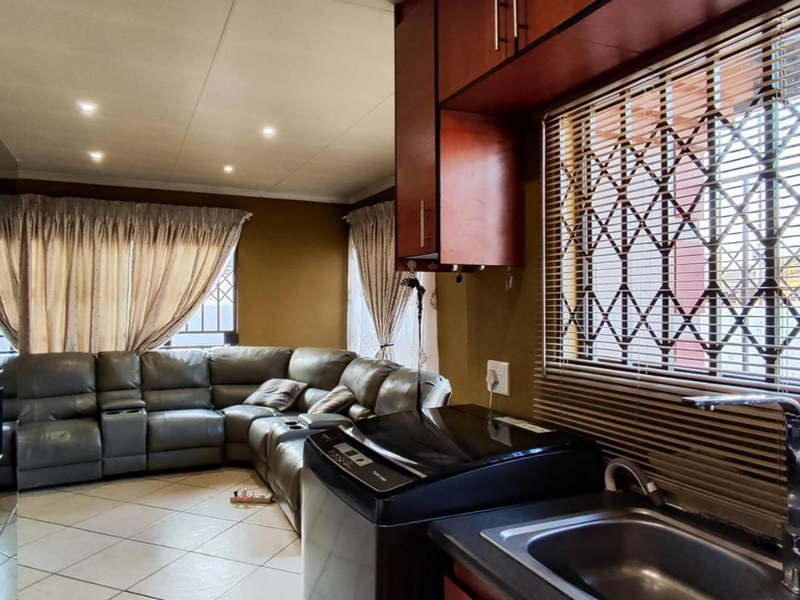 Modern 3-Bedroom Family Home for Sale in Dawn Park Ext 42, Boksburg - Photo 5