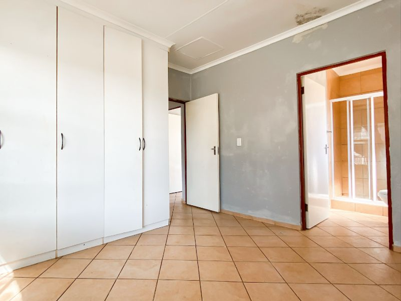 Discover Your Ideal Home at Rothchild Manor, Roodepoort - Photo 6