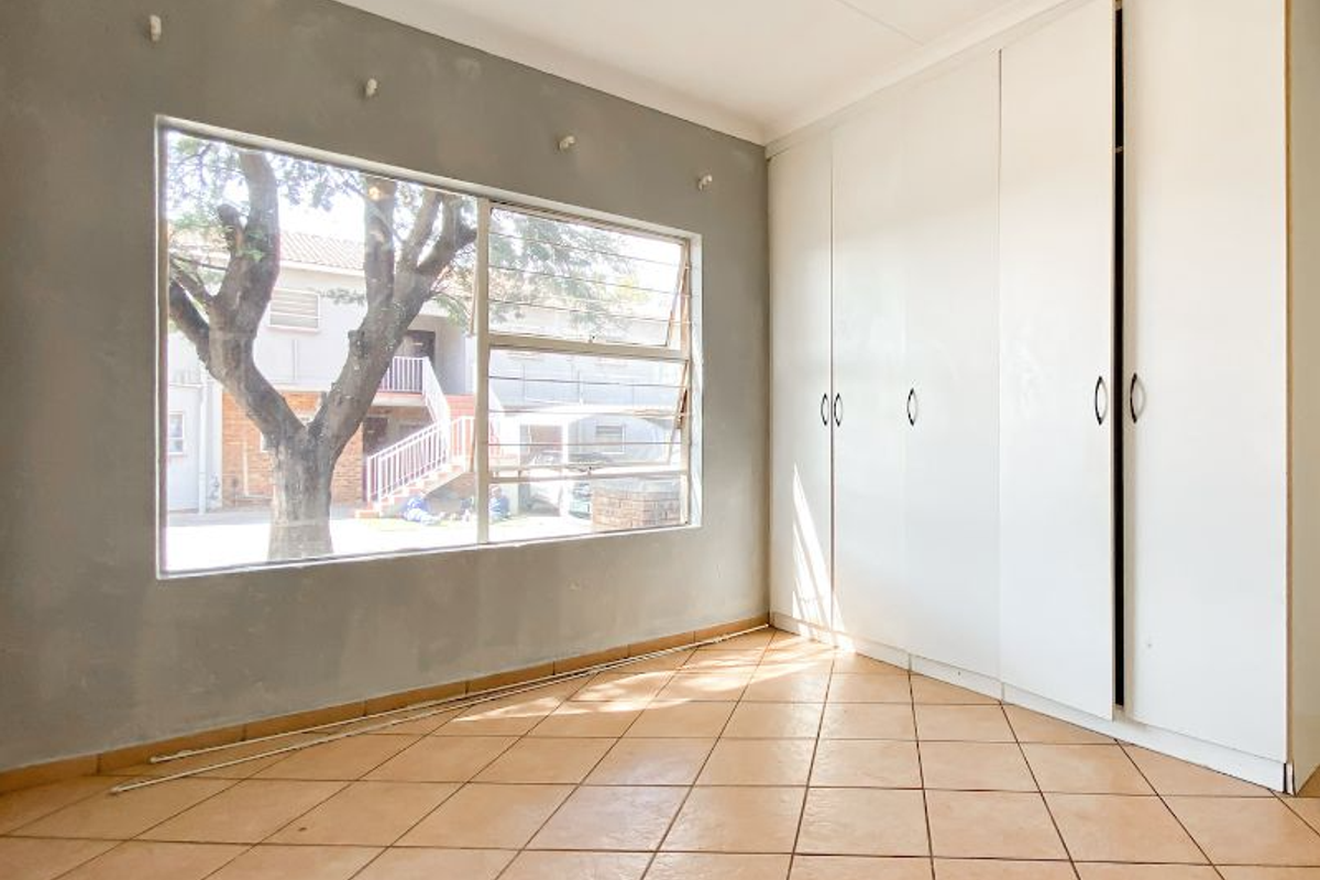 Discover Your Ideal Home at Rothchild Manor, Roodepoort - Photo 5