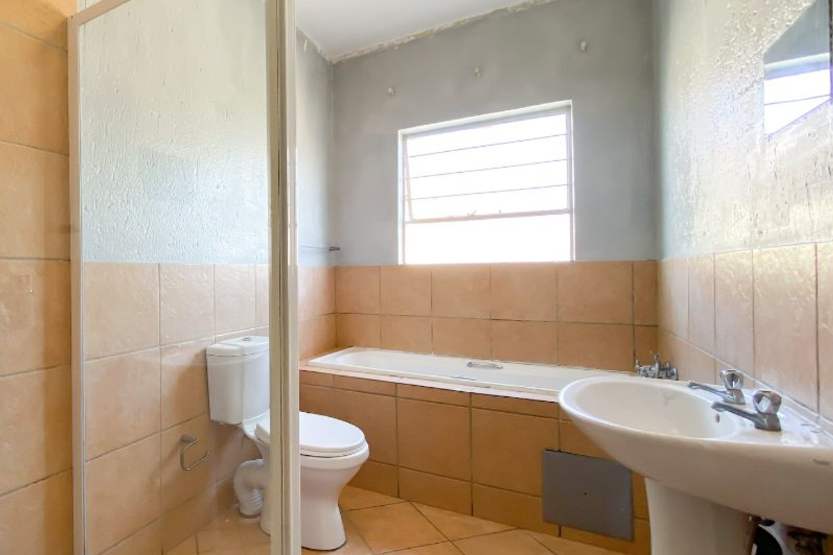 Discover Your Ideal Home at Rothchild Manor, Roodepoort - Photo 4