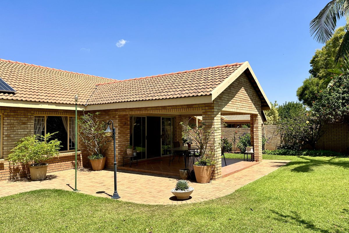 Immaculate townhouse with all the extras, situated in safe and quiet gated estate. - Photo 2