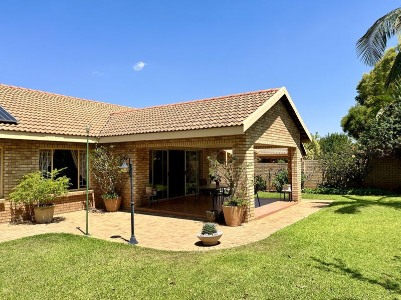 Immaculate townhouse with all the extras, situated in safe and quiet gated estate. - Photo 2