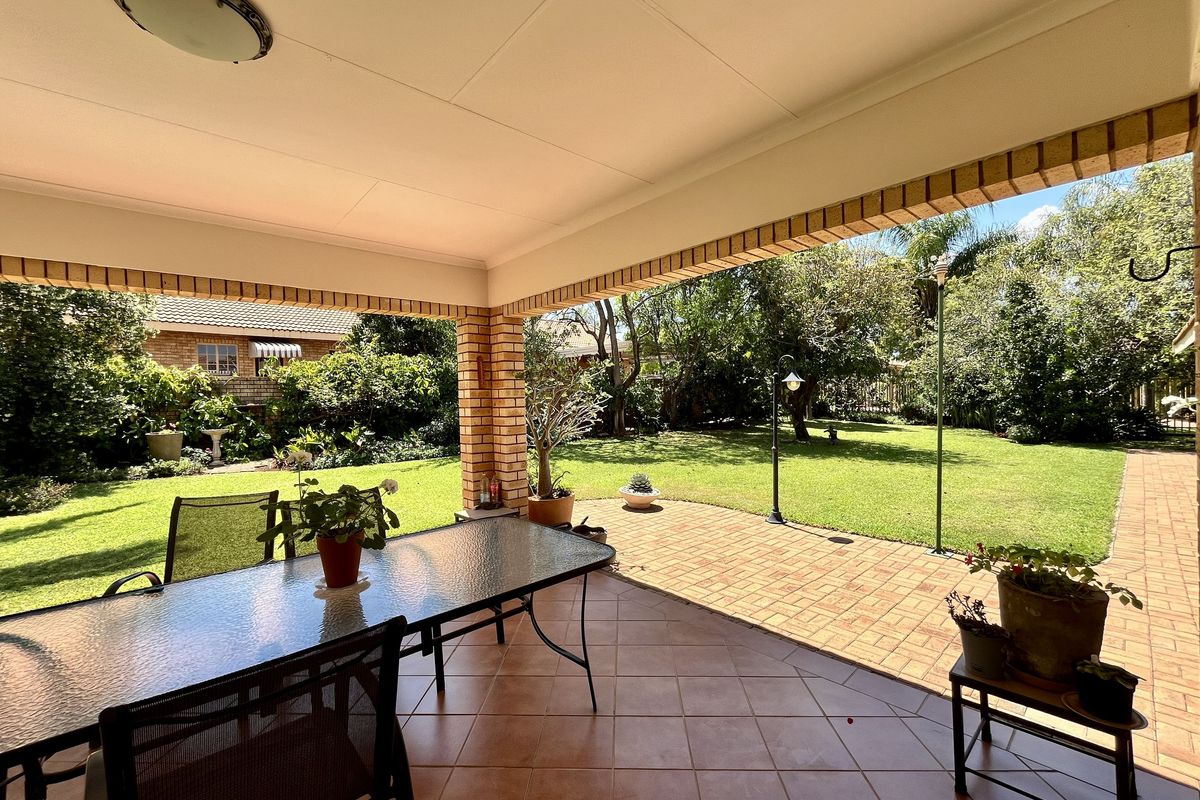 Immaculate townhouse with all the extras, situated in safe and quiet gated estate. - Photo 5