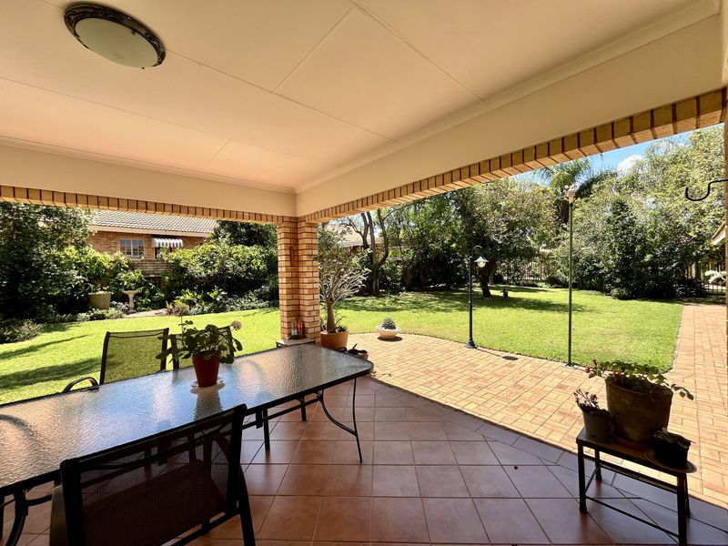 Immaculate townhouse with all the extras, situated in safe and quiet gated estate. - Photo 5
