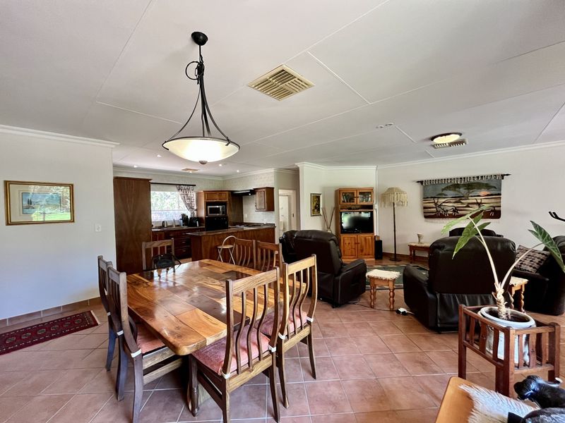 Immaculate townhouse with all the extras, situated in safe and quiet gated estate. - Photo 10