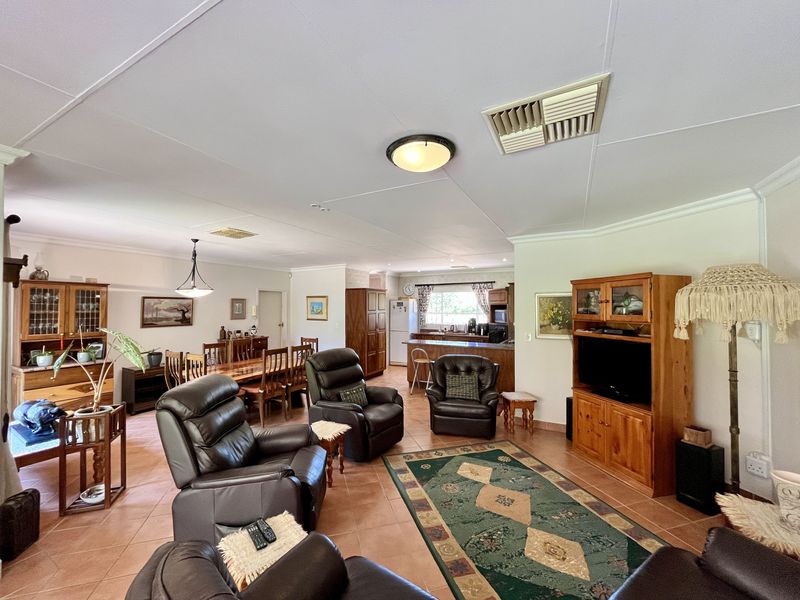 Immaculate townhouse with all the extras, situated in safe and quiet gated estate. - Photo 9