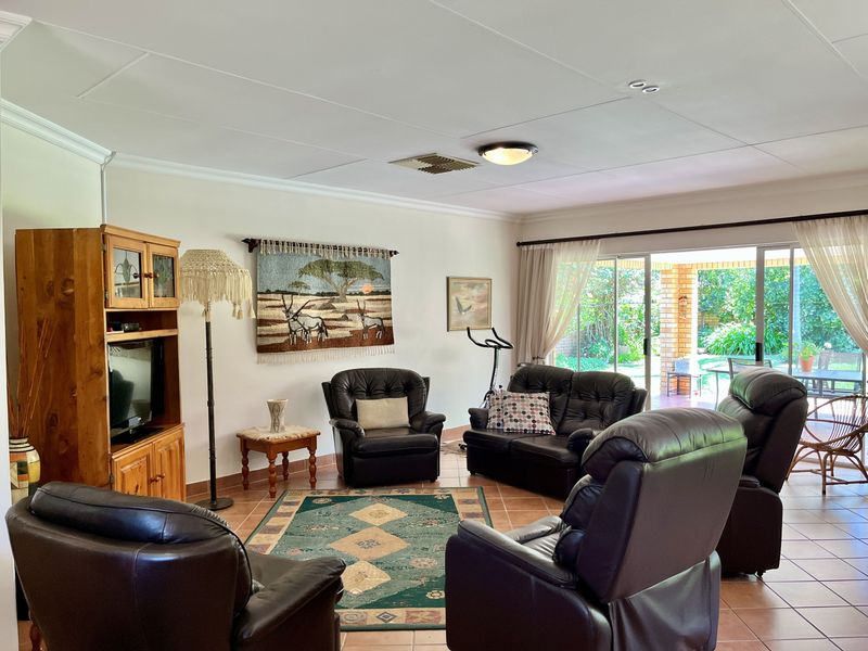 Immaculate townhouse with all the extras, situated in safe and quiet gated estate. - Photo 8