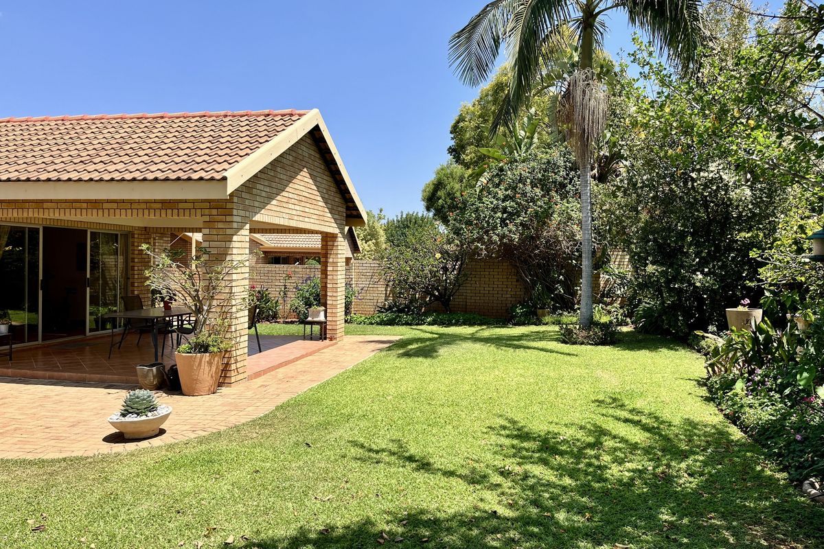 Immaculate townhouse with all the extras, situated in safe and quiet gated estate. - Photo 3