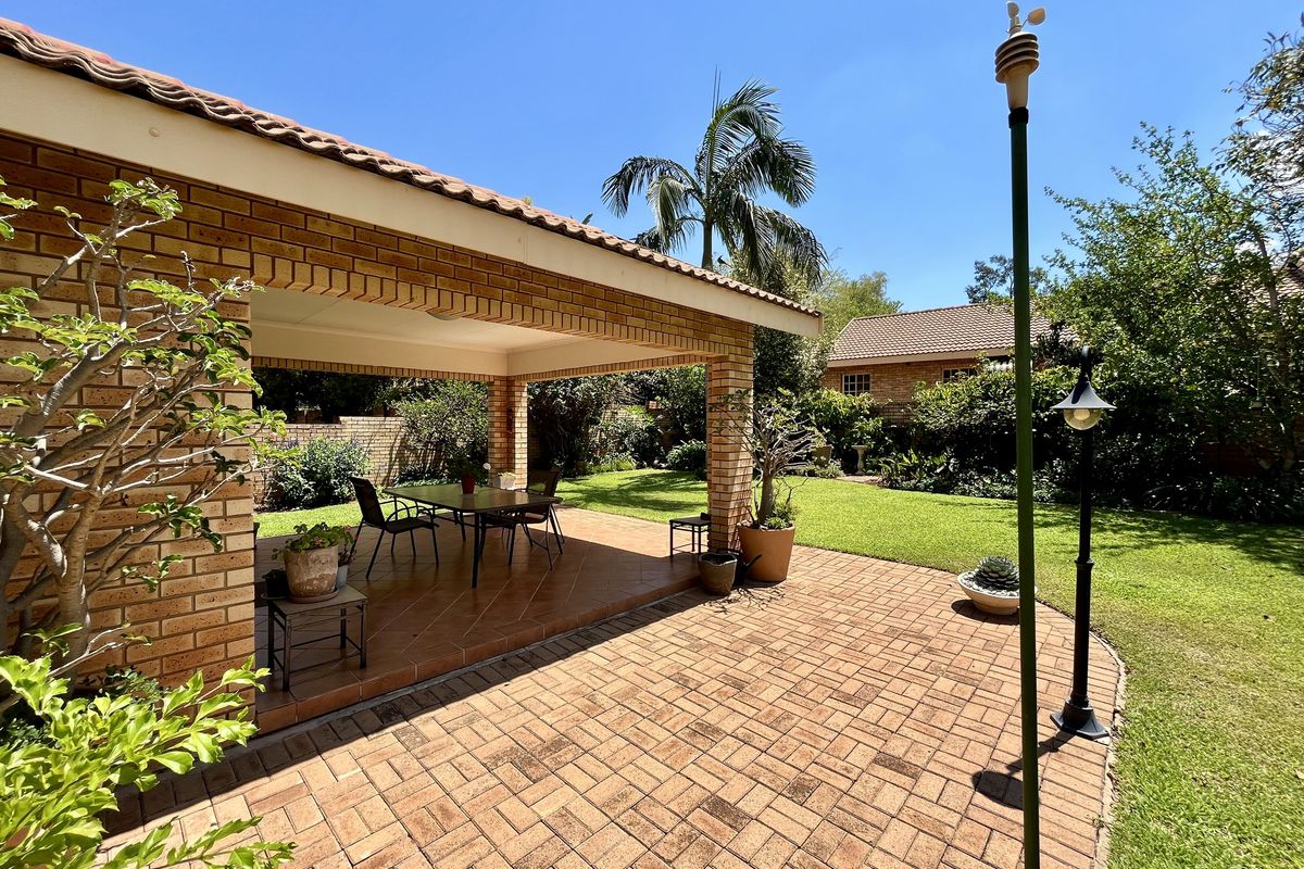 Immaculate townhouse with all the extras, situated in safe and quiet gated estate. - Photo 4