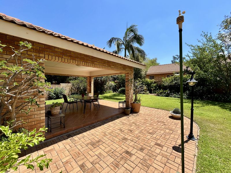 Immaculate townhouse with all the extras, situated in safe and quiet gated estate. - Photo 4
