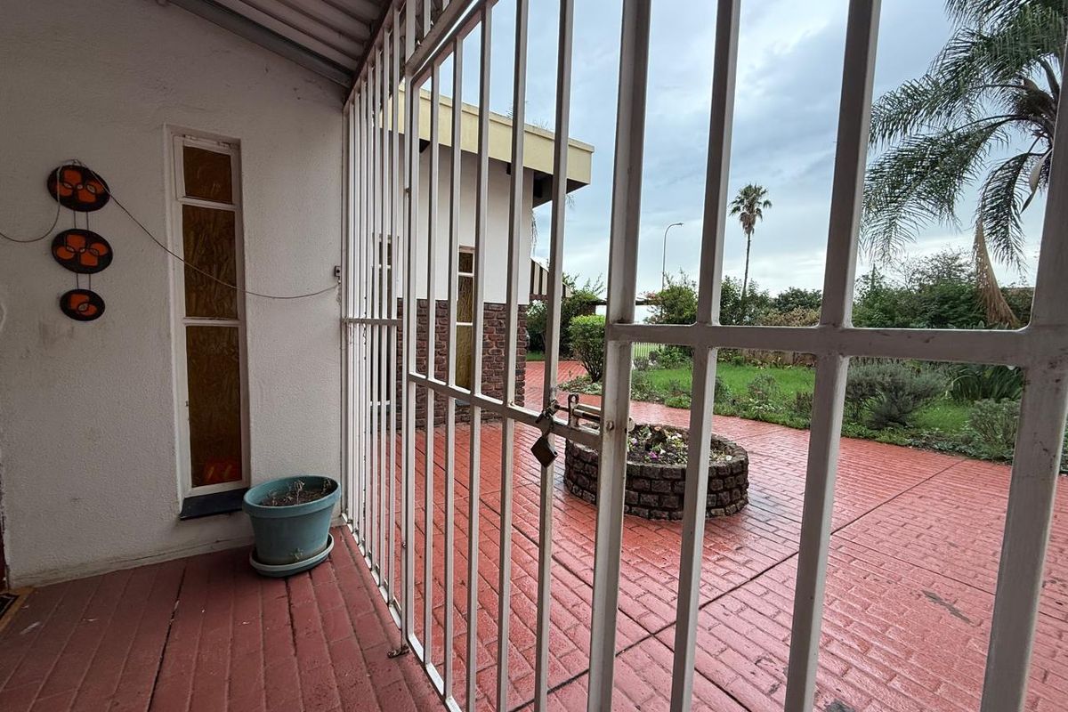 Spacious 4 Bedroom Family Home - Photo 2