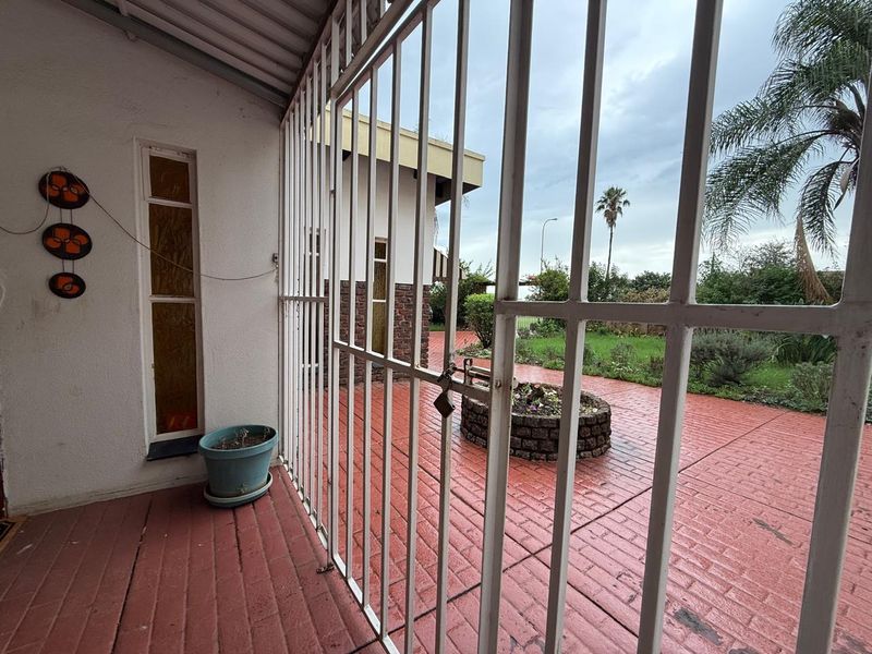 Spacious 4 Bedroom Family Home - Photo 2