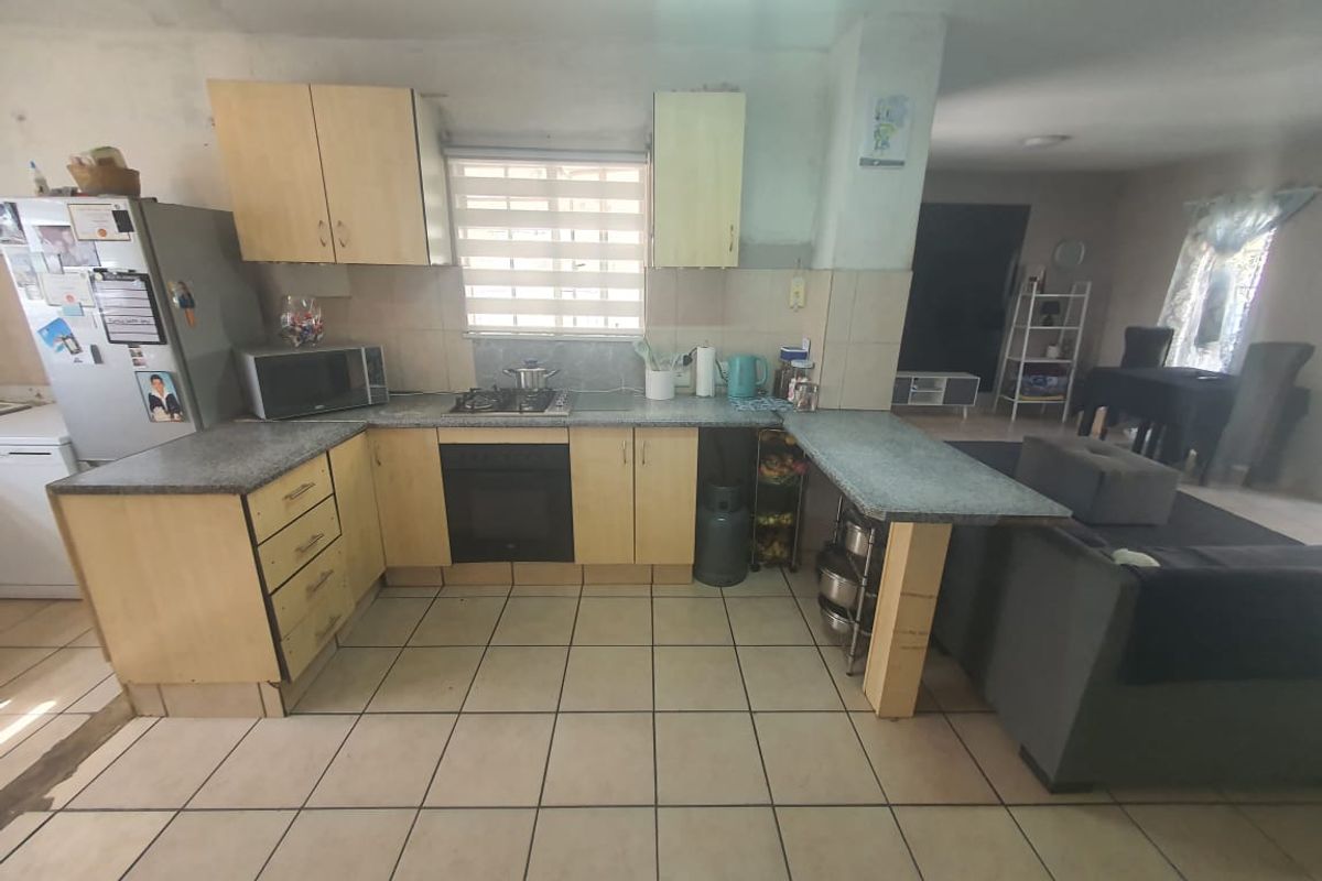 Modern Double- Storey Home in Secure Estate in Brakpan North - Photo 2