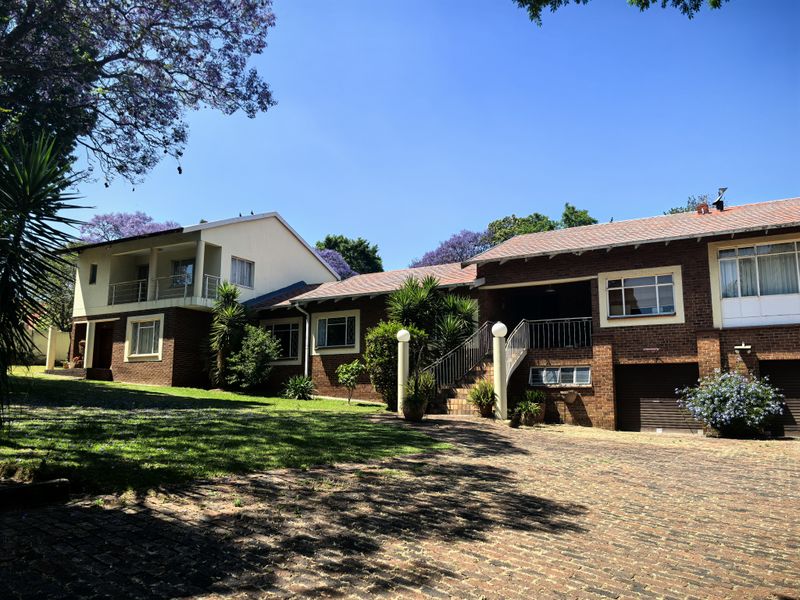 Established Home and Suburb! - Photo 1