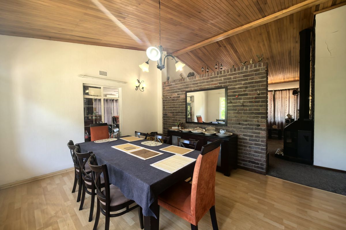 Established Home and Suburb! - Photo 5