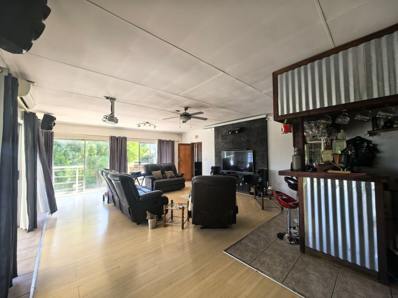 Established Home and Suburb! - Photo 8