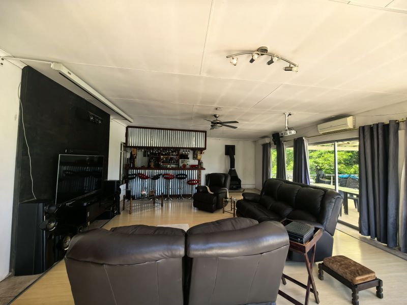 Established Home and Suburb! - Photo 9