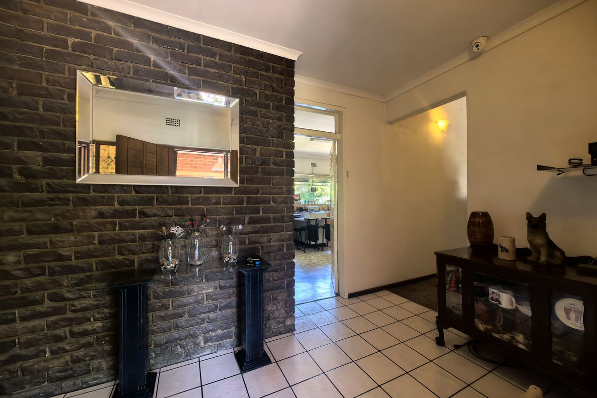 Established Home and Suburb! - Photo 3
