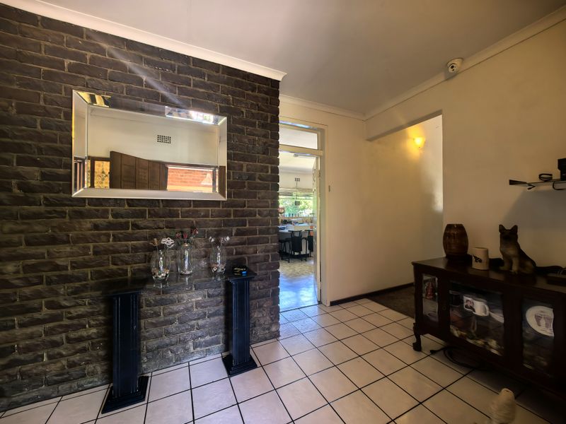 Established Home and Suburb! - Photo 3