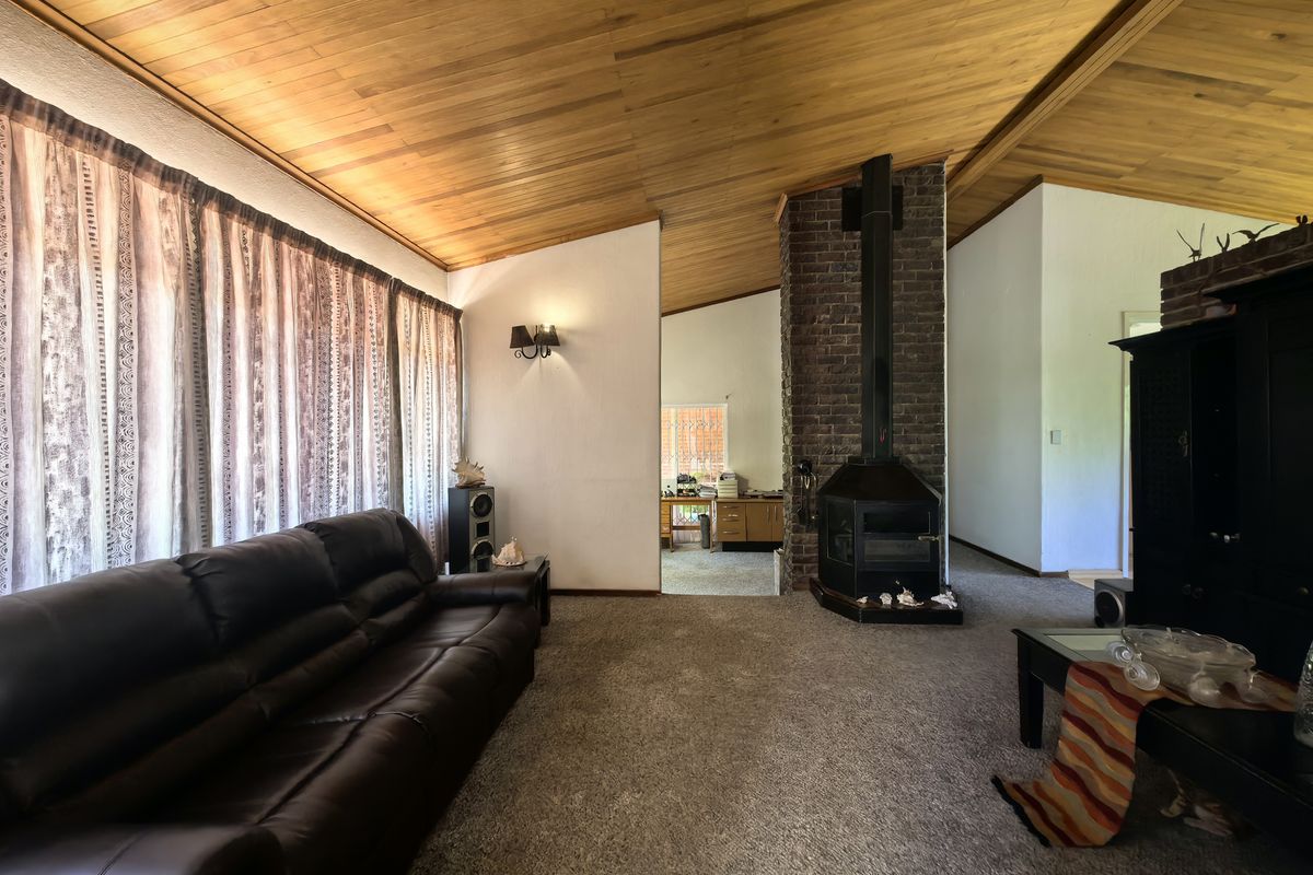 Established Home and Suburb! - Photo 4