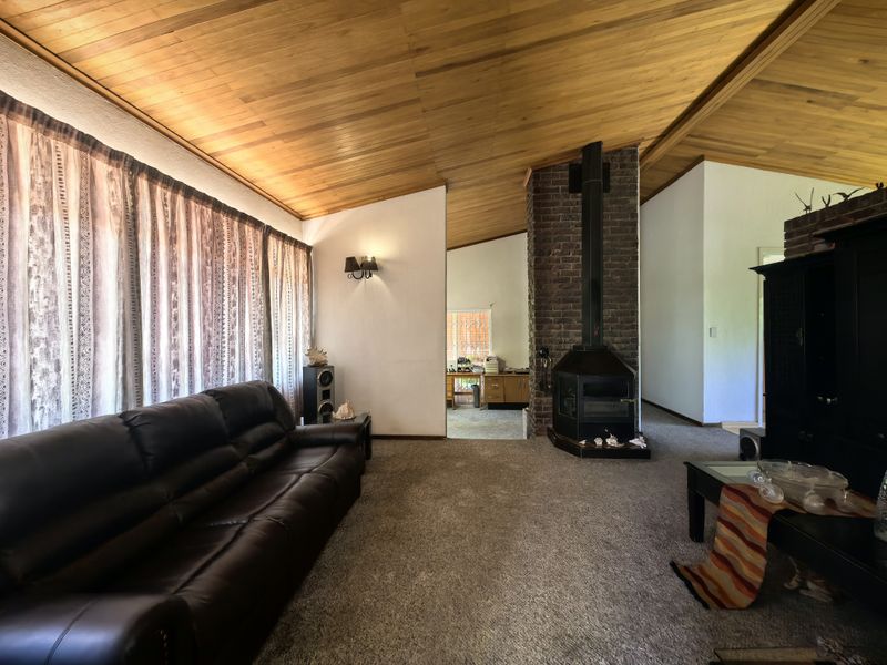 Established Home and Suburb! - Photo 4