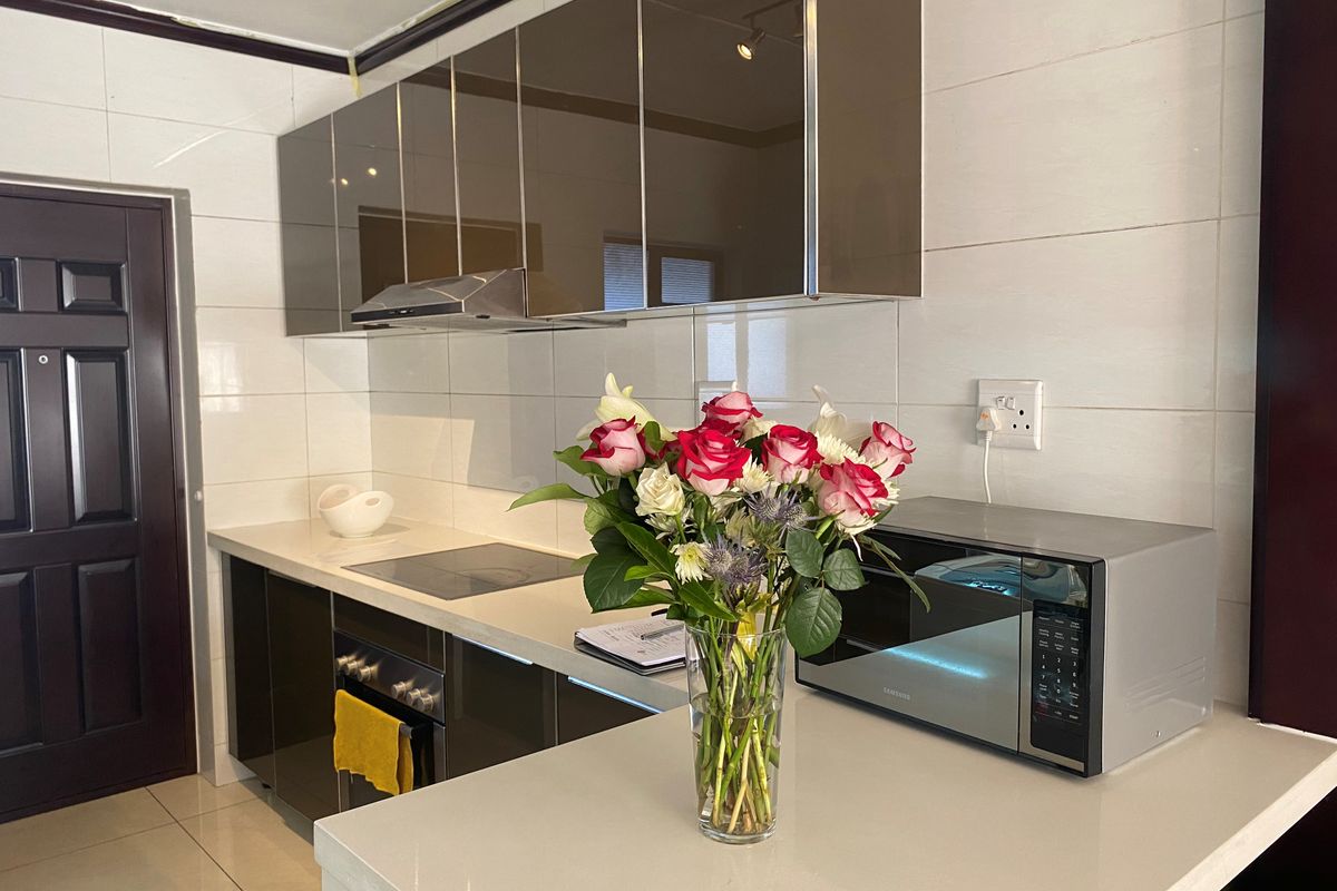SIMPLY THE BEST - SECURE, STYLISH GROUND FLOOR APARTMENT - Photo 5