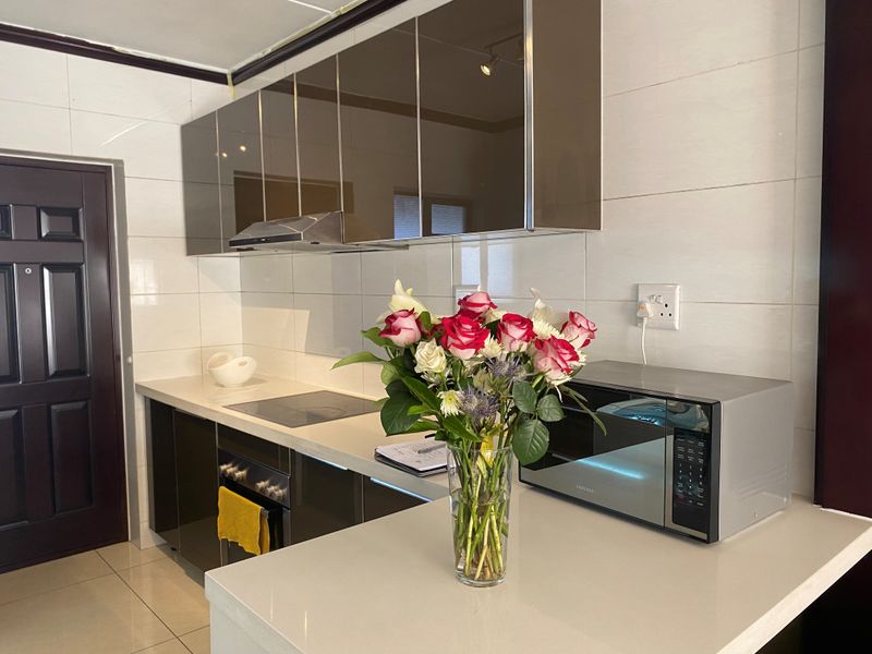 SIMPLY THE BEST - SECURE, STYLISH GROUND FLOOR APARTMENT - Photo 5