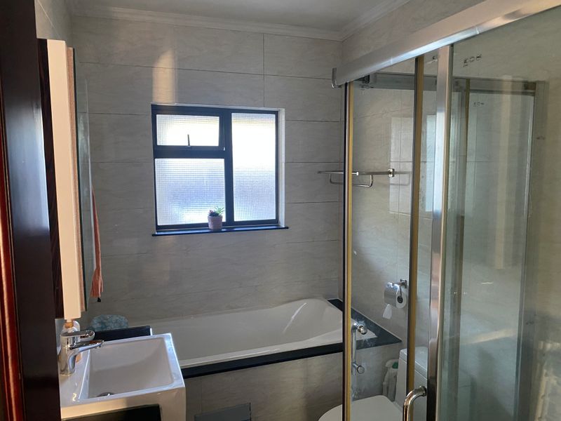 SIMPLY THE BEST - SECURE, STYLISH GROUND FLOOR APARTMENT - Photo 9