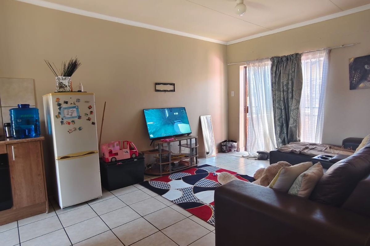 This magnificent pet friendly townhouse is located in a popular & very secure complex located in Vaa - Photo 3