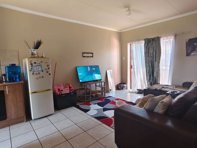 This magnificent pet friendly townhouse is located in a popular & very secure complex located in Vaa - Photo 3