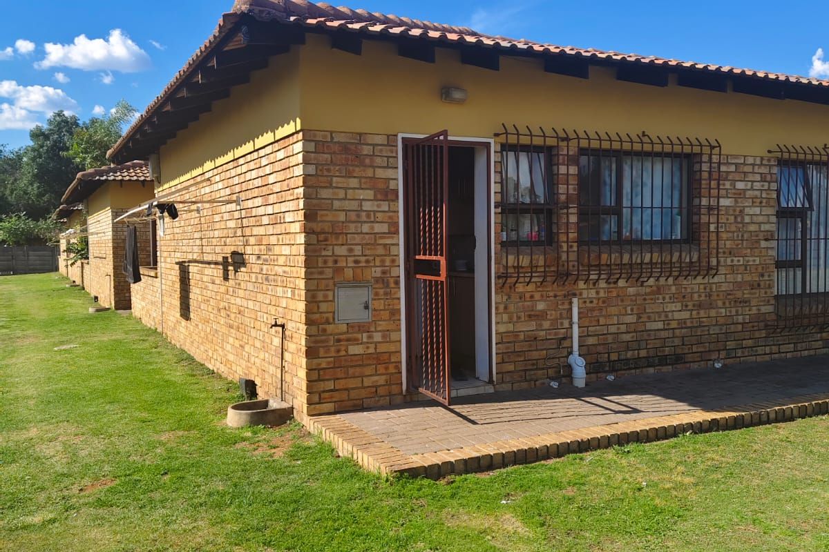 This magnificent pet friendly townhouse is located in a popular & very secure complex located in Vaa - Photo 2