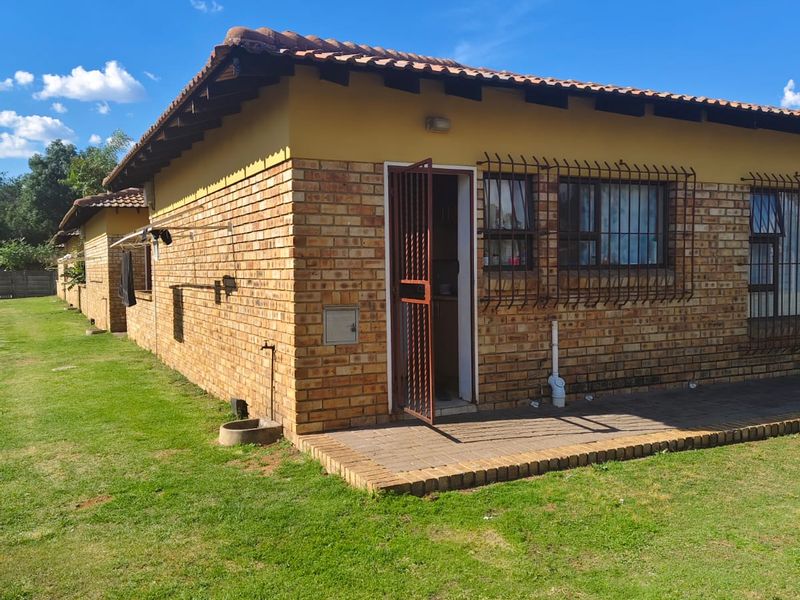 This magnificent pet friendly townhouse is located in a popular & very secure complex located in Vaa - Photo 2