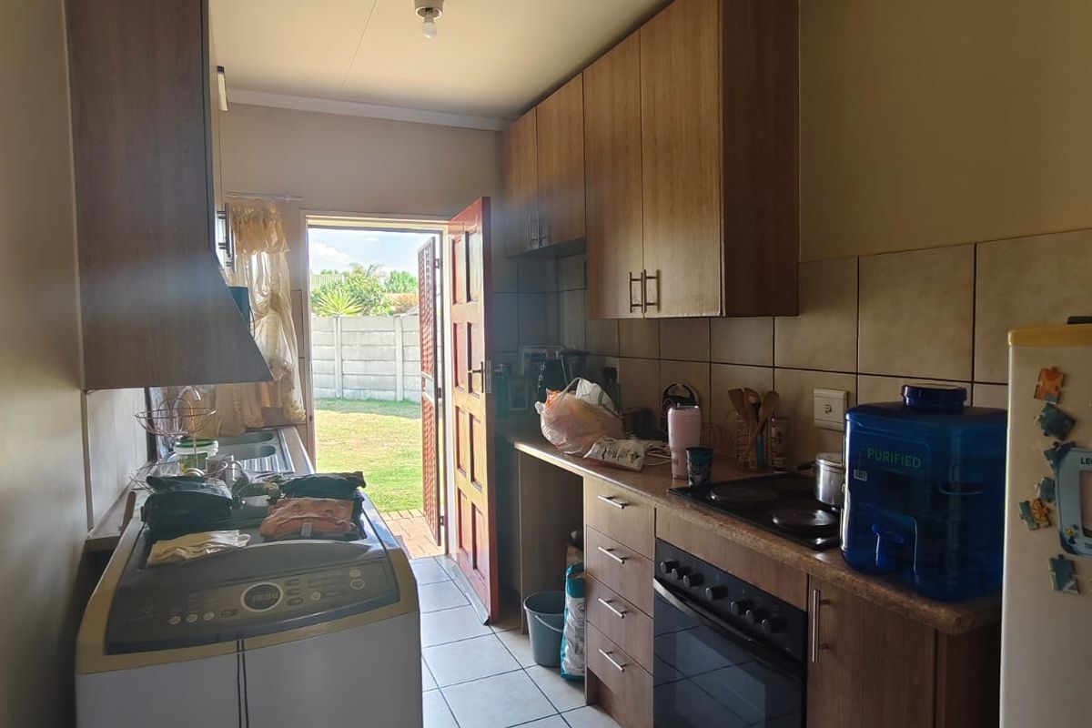 This magnificent pet friendly townhouse is located in a popular & very secure complex located in Vaa - Photo 5