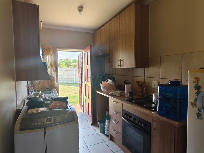 This magnificent pet friendly townhouse is located in a popular & very secure complex located in Vaa - Photo 5