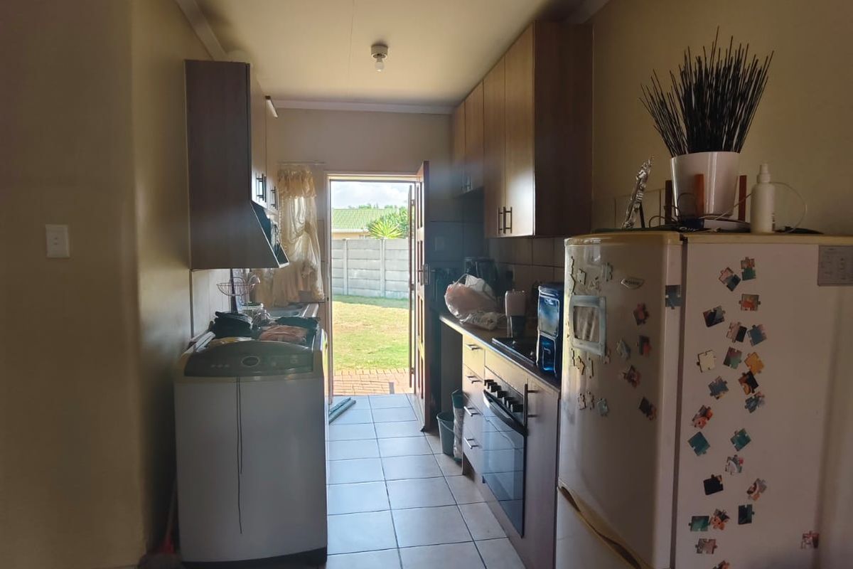 This magnificent pet friendly townhouse is located in a popular & very secure complex located in Vaa - Photo 4