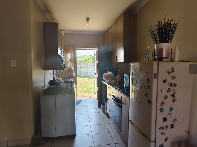 This magnificent pet friendly townhouse is located in a popular & very secure complex located in Vaa - Photo 4