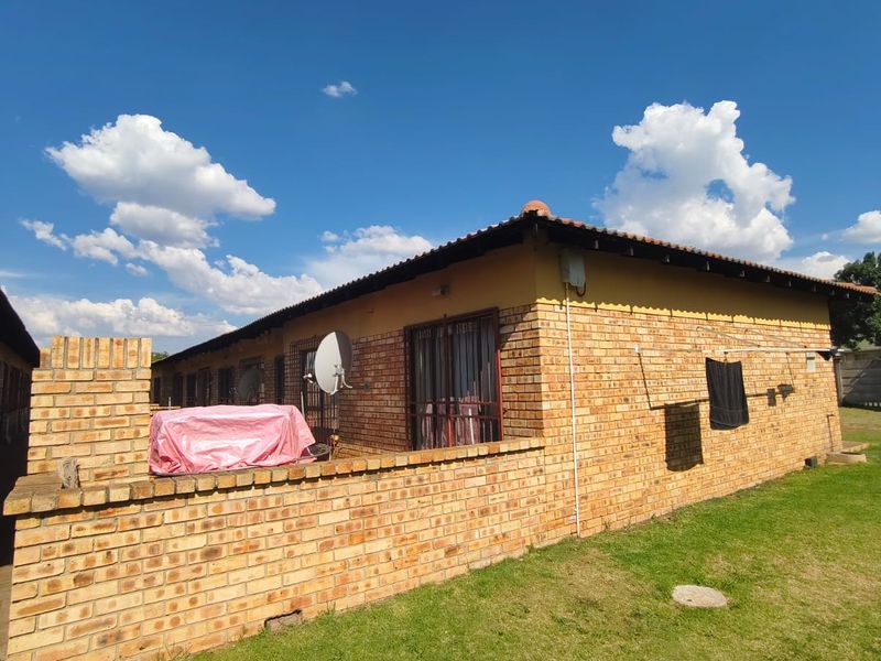 This magnificent pet friendly townhouse is located in a popular & very secure complex located in Vaa - Photo 9