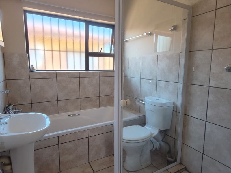 This magnificent pet friendly townhouse is located in a popular & very secure complex located in Vaa - Photo 8