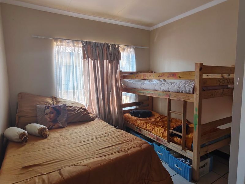 This magnificent pet friendly townhouse is located in a popular & very secure complex located in Vaa - Photo 7