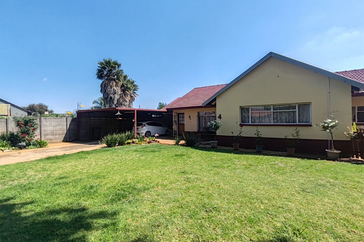3 Bedroom House for Sale in Krugersrus - Photo 2