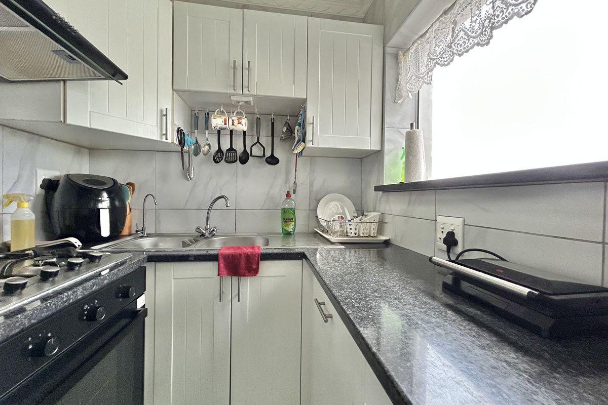 Marina Martinique Apartment with Sea Views & Pool Access - Walk to the beach - Photo 4