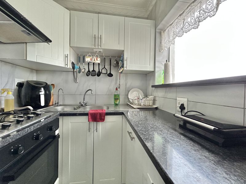 Marina Martinique Apartment with Sea Views & Pool Access - Walk to the beach - Photo 4