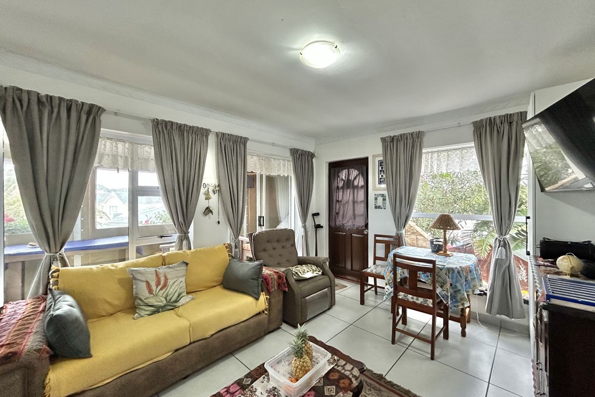 Marina Martinique Apartment with Sea Views & Pool Access - Walk to the beach - Photo 2