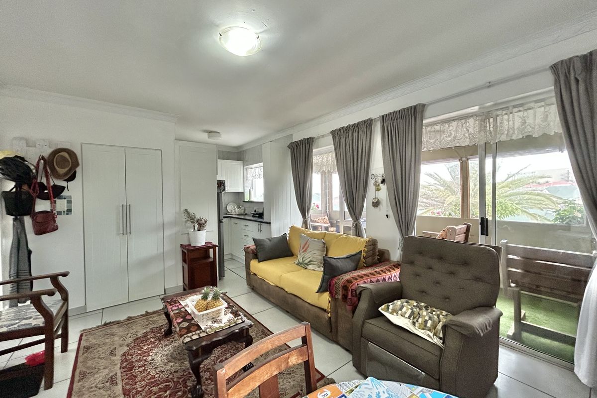 Marina Martinique Apartment with Sea Views & Pool Access - Walk to the beach - Photo 3