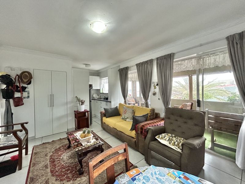 Marina Martinique Apartment with Sea Views & Pool Access - Walk to the beach - Photo 3