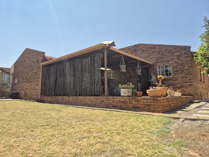 Found it! Your perfect Home in the Perfect Location! - Photo 2
