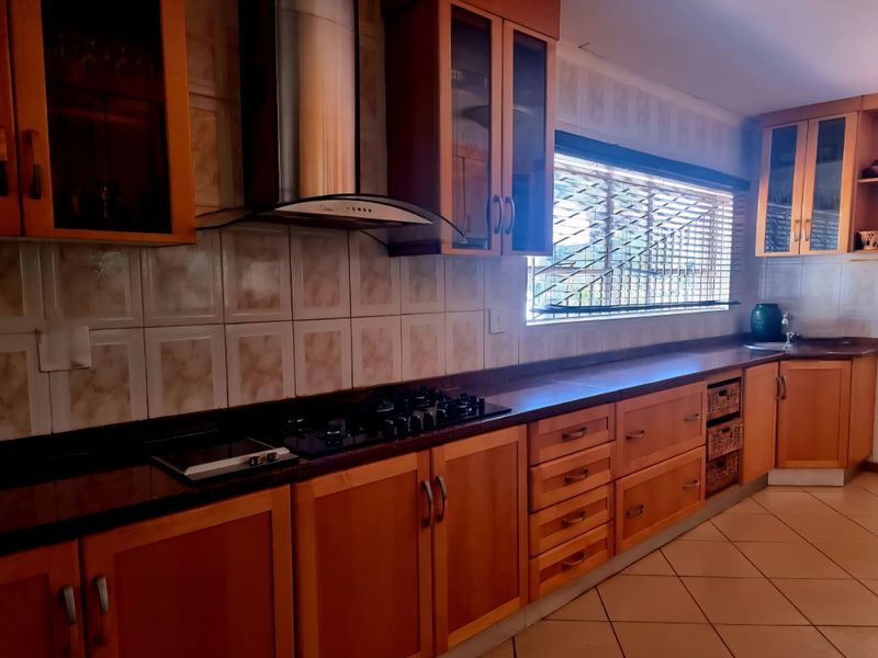 6 Bedroom House for Sale in Bendor - Photo 9