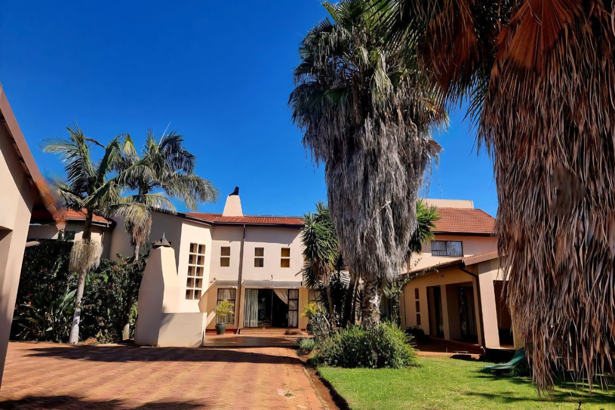 6 Bedroom House for Sale in Bendor - Photo 3