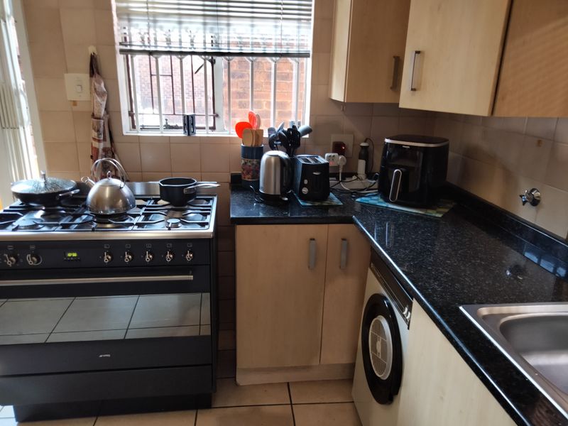 A 2 bedroom 2 bathroom Simplex - Photo 10