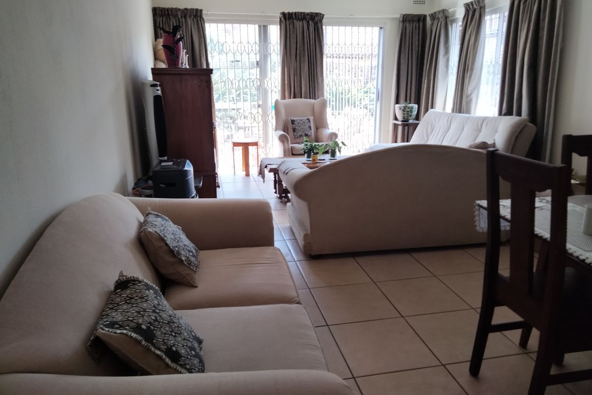 A 2 bedroom 2 bathroom Simplex - Photo 5